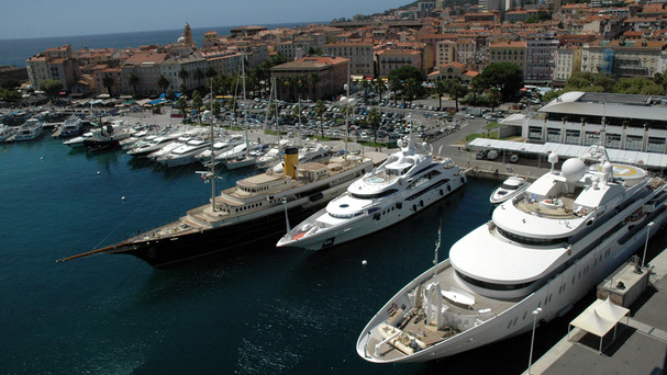 Our Main Quay welcomes Super Yachts that can reach lengths of 100 metres